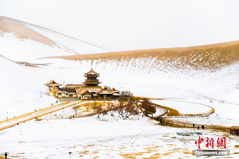 甘肃敦煌迎新年首雪 月牙泉“沙雪交融”